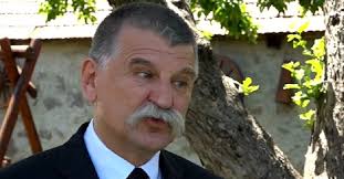 Kövér lászló egyike volt a fiatal demokraták szövetségét (fidesz) létrehozó harminchét fiatalnak. Kolozsvari Szalonna Es Hir Telen Beszolunk