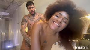 BRASILEIRA MULATA RABUDA FODENDO DENTRO DA BANHEIRA DO MOTEL - TEASER -  COLLAB SARA VENTURA