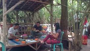 Warung semok iwak gloso 'mbak sumi' berada diselatan bojonegoro tepatnya dusun dung jati, desa tretes, temayang. Rekomendasi Tempat Makan Di Bojonegoro Yang Asyik Buat Keluarga