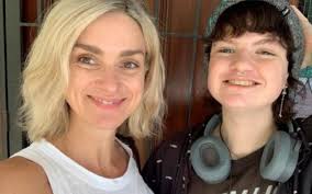 Casal formado por mulher trans e homem trans anuncia que está esperando  gêmeos