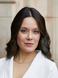 Kerri Selby's Instagram, Twitter & Facebook