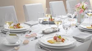 Beim auflegen ist auf eine hohe symmetrie zu achten, so ergibt sich am ende ein in sich stimmiges und abgerundetes bild. So Sieht Der Perfekt Gedeckte Tisch Aus Gastgewerbe Magazin