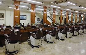 Jubah potong rambut ini memiliki model penampung rambut, agar tukang cukur mudah membersihkan rambut ketika selesai digunakan bahan material dari jubah ini lembut dan memiliki diameter 60cm, dapat menjangkau/cover hingga pria dewasa. 8 Barbershop Terbaik Buat Para Jentelman Di Jakarta
