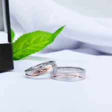 Produk berlapis emas putih ini diberi usa diamond sehingga tampak elegan. Ketahui Berat Cincin Nikah Yang Tepat
