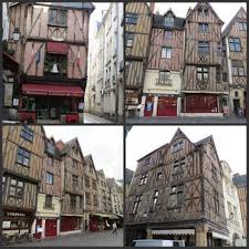 Tours Place Plumereau Maisons Anciennes Restaurees En 1960 Ce Quartier Du Vieux Tours Est Tres Anime Maisons Anciennes Place Plumereau Village Francais