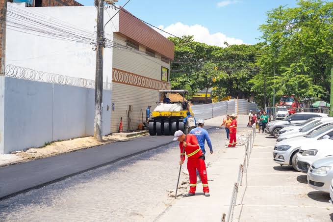 Carpina: Eduarda Gouveia inicia asfalto na Rua Antônio Bione de Araújo, no  Centro - FalaPE FalaPE