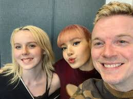 My daughter @sophieerenee_ SO EXCITED to meet @lalalalisa_m!!!!! Thank U  Lisa!!! 🙏🏼 (I'm