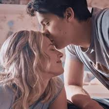 The outing served to confirm their romantic involvement for onlookers. Cole Sprouse Y Lili Reinhart Home Facebook