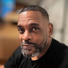 The one and only Idris Elba is sitting in for Pete Tong tonight and he's  made himself at home! 😂 Make sure you're listening from 9pm to get your  weekend started 🙌
