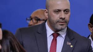 Daniel Silveira mostra perna roxa e volta a pedir prisão domiciliar