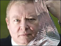 Empresa britânica cria alto-falante fino e flexível como papel