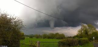 Around 30 tornadoes a year are reported in the uk. Tornado In Oxfordshire And Buckinghamshire As Britain Is Hit By Supercell Storm Daily Mail Online
