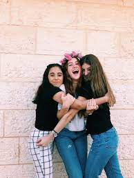 Pin By Gaya On Squad 3 Friend Poses Best Friend Poses Friend Pictures Poses