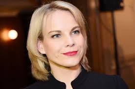 What a voice! 😍😍 Jasmine heats up the place and the crowd is going crazy!  🔥🔥 Jasmine 📱SMS