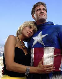 Marvel In Film N 5 1990 Captain America Kim Gillingham As Bernice Stewart Matt Salinger As Captain America Filmes Cinema Quadrinhos