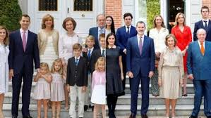 Meghan markle realiza su primera aparición pública en vancouver tras alejarse de la familia real. Siete Anos Entre Las Dos Ultimas Fotos De La Familia Real Al Completo Asi Han Cambiado