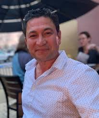 Hola soy Hugo Guardado. Mientras esperamos el comienzo de un nuevo año,  esperamos que usted y sus familias tengan un futuro brillante. Por favor,  llámeme para incluir la energía solar en ese