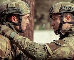 With tolga saritas, meric aral, nihat altinkaya, görkem sevindik. Turkiye Gazetesi Foto Galeri Soz Dizisinden Uzen Haber 10