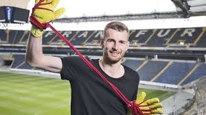 Století, které byly určeny pro měšťany. Lukas Hradecky Der Torhuter Frankfurt