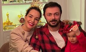 In izmir, she was cast in a leading role in the musical oliver twist. Exf4wtzlscx2om