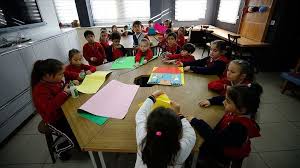 L'enseignante vous remettra le travail de la semaine de votre enfant. Coronavirus La Turquie Passe Au Systeme D Enseignement A Distance Apres La Fermeture Des Ecoles