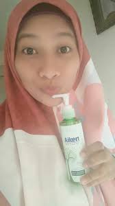 Kali ni saya nak review produk khas untuk kulit berminyak dan berjerawat,aiken tea tree oil,dah namanya aiken tea tree oil semestinya ia diperbuat dari bahan semulajadi iaitu tea tree oil,ramai yang memberi feedback yang positif mengenai produk ni. Aiken Tea Tree Oil Cleanser Make Up Remover Reviews