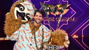 Aber die zuschauer und die juroren interessiert es natürlich brennend: The Masked Singer 2020 Faultier Siegt Tom Beck Steckt Im Kostum Kino De