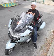 Enam orang yang mengangkat sumpah sebagai anggota exco kerajaan negeri terengganu pada 29 jun 1959 ialah ustaz ahmad azzam hanafiah, mohd sanari yunus, abu bakar salleh, ustaz omar shukri embong, ismail yusof dan omar abdul rahman. Kanser Dorong Ustaz Hanafi Terus Berdakwah Semasa Mstar