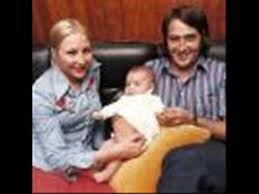 Sim fa#m sim fa#m re tiene casi veinte años y ya está cansado de soñar, mim fa# sim sol fa# pero tras la frontera está su hogar, su mundo y su ciudad. Nino Bravo Libre Anivresario 2008 Youtube