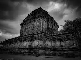 Mendut is a relaxing city liked for its biking and gardens. Misteri Candi Mendut Kisah Tragis Wanita Cantik Penjual Rokok