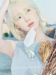 스포키 : 금발 아이유, 눈빛이 곧 서사