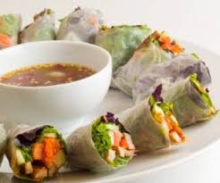 Nous vous proposons une variante aux rouleaux de printemps traditionnels, nos spring rolls du jour recette rouleaux de printemps simplifiés : Rouleaux De Printemps Au Saumon Et Salade Recette Recette