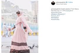 Seperti biasanya, penampilannya dilengkapi dengan kacamata hitam. Gaya Hijab Luna Maya Vs Syahrini Saat Ibadah Umrah Modis Siapa Matamata Com