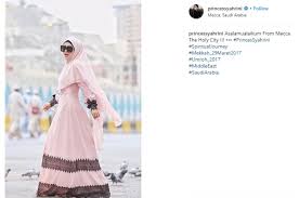 Aksi aisyahrani ini dilakukan setelah sang penjual tas hermes tidak mau mengakui bahwa tuduhannya itu tidaklah benar. Gaya Hijab Luna Maya Vs Syahrini Saat Ibadah Umrah Modis Siapa Matamata Com