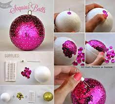 Décore ta boule de noël avec le matériel de ton choix (papiers déchirés, autocollants, paillettes.). Boule De Noel A Decorer Idees Inspirantes Et Creatives Basteln Weihnachten Weihnachtsdeko Selber Machen Bastelideen Weihnachten