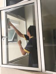 Tingkap sebuah kereta terpaksa dipecahkan oleh seorang lelaki selepas pemiliknya meninggalkan kenderaan yang menghalang laluan keluar, lapor berita harian. Kedai Cermin Tingkap Nako Shah Alam