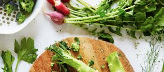 Umbi yang berwarna ungu ini memiliki sejumlah manfaat bagi kesehatan, salah satunya untuk menjadi pembersih alami pada ginjal empedu. Root To Stem Tren Konsumsi Akar Hingga Batang Sayuran Yang Enak Dan Sehat