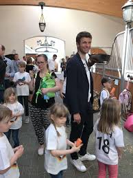 Thomas müller und seine frau lisa wollen auf ihrem gestüt eine. Im Stall Mit Nationalspieler Thomas Muller Bw Agrar Online Landwirtschaftliche Informationen Fur Baden Wurttemberg