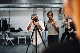 Le photographe réalise des prises de vue de personnages, d'événements, de scènes, d'objets… utilisées à des il transférera ensuite généralement ses photos sur ordinateur, les retouchera ou. Devenir Photographe Professionnel Metier De La Photographie