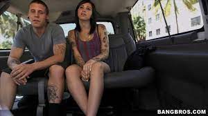 Татуированная шлюшка Alykat Lauren сосет член в машине и получает жесткий  трах - NakedPics