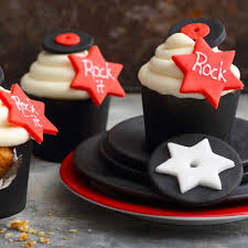 Diese Cupcakes Rocken Richtig Perfekt Fur Die Nachste Rock N Roll Party Den Madels Abend Oder A Cupcakes Motivtorten Selber Machen Geburtstagskuchen Kinder