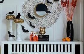 Per la rituale tradizione di halloween, april indossa il suo cappello da strega per ornare la mensola del suo caminetto con decorazioni da paura. Decorare Casa Per Halloween Zucche Pipistrelli E Arancione