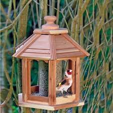 Mangeoire Victoria Pour Oiseaux Du Jardin Diametre 22 Cm Mangeoires Nichoirs Et Alimentation Pour Oiseaux Du Jar Oiseaux Des Jardins Nichoir Maison Oiseaux