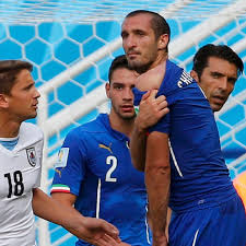 Furthermore, later during the match, replays appeared to show uruguayan forward luis suárez biting italian defender chiellini on the shoulder before suárez fell and clutched his face, in suárez's third. Fifa Investigate Luis Suarez For Alleged Bite As Italy Defender Giorgio Chiellini Condemns The Uruguay Striker The Gesture Is Clear Daily Record