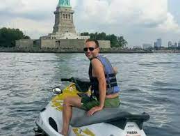 A new york man has been reunited with his $127,000 prosthetic leg three days after he lost it during a jet ski ride on the hudson river. Jetski Fahren In New York Newyorkcity De