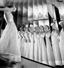 La donna anni '30 torna ad assecondare le proprie forme, la silhouette perde di aggressività e diviene più romantica. Anni 30 Il Grande Abito Da Sera Bianco Mam E