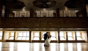 Para que en tu boda pase exactamente lo mismo, esta vez te compartimos las mejores canciones para vals de boda, la playlist para tener un primer baile como. Elvis Presley Sus Canciones Mas Romanticas Para Tu Boda Nupcias Magazine