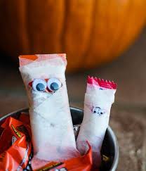 Black And Orange Wrapped Halloween Candy 20 Last Minute Halloween Decor Ideas Mummy Candy Candy Theme Classroom Halloween Potluck