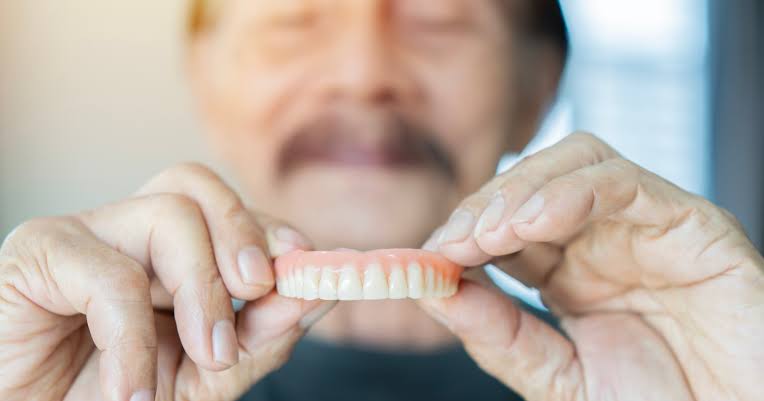 Czy klej do protez jest zdrowy? Dentystka wyjaśnia, jak go używać