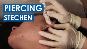 Ohrlöcher stechen lassen und wollte bald danach hängeohrringe reingeben :) ich habe meine ohrringe, die mir reingeschossen wurden, nach 3. Piercing Stechen Lassen So Lauft Es Im Piercingstudio Ab Helix Piercing Am Ohr Piercing Doku Youtube